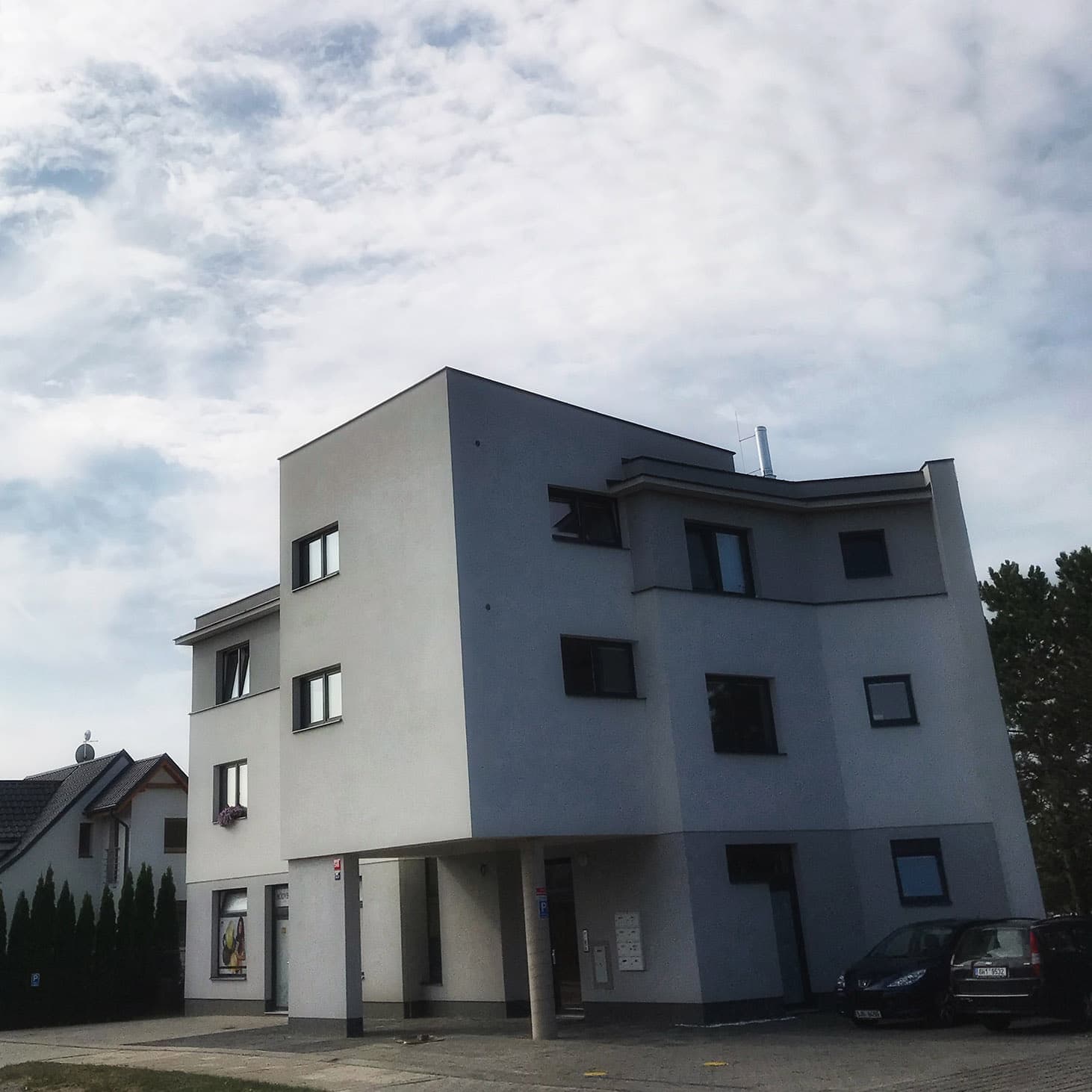 Budova sídla, showroomu a kanceláře BODYBE v Hradci Králové